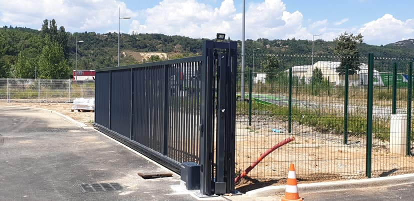 Portail coulissant SKENA — Portail coulissant industriel